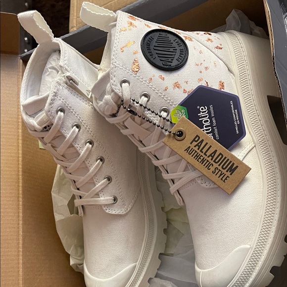 Palladium Pallabase Bootie in Star White
Textile Customize with Gold flakes - Picture 4 of 6